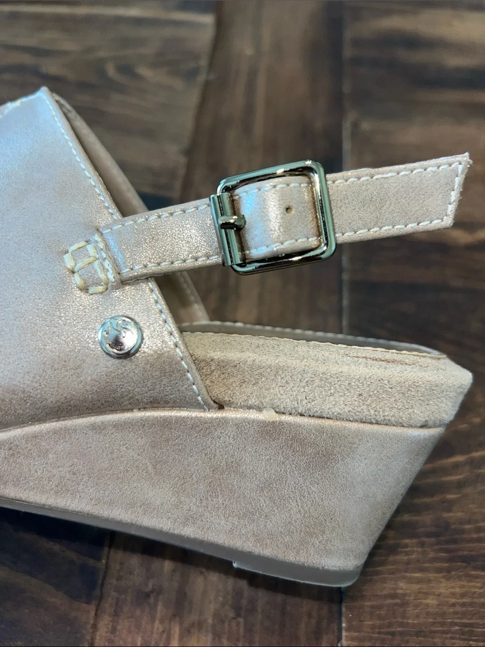Gloria Vanderbilt Memory Foam Women’s Neutral Shimmery Wedges Sz 8